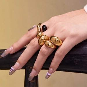 Bague artistique en acier inoxydable doré 18 carats avec cristaux sur la main
