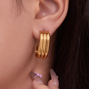 Orecchini a cerchio grossi a tre strati placcati in oro 18 carati a forma di C donna