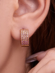 Détail de créoles plaquées or 18k avec quatre rangées de zircons roses dégradés
