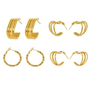 Set di quattro paia di orecchini a cerchio a cuore e a C in acciaio inossidabile 18k