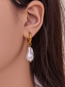 Makroaufnahme der 18k vergoldeten Ohrringe mit Barockperlen und bunten Strass