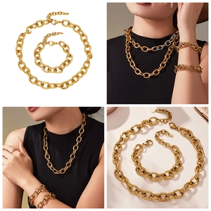Détail d'un ensemble de bijoux à grosses mailles ovales plaqués or avec fermoir mousqueton