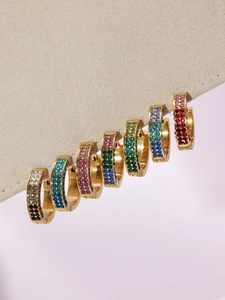 Dettaglio di orecchini a cerchio placcati oro 18k con pavé di zirconi colorati moda