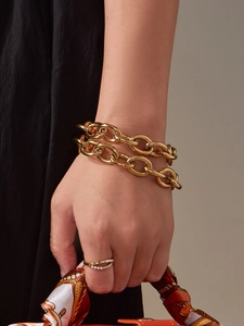 Vue détaillée d'un bracelet gourmette épais plaqué or 18k avec une finition brillante