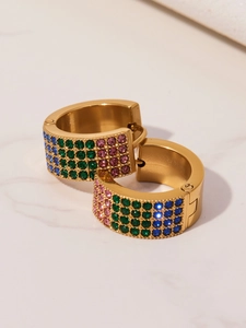 Gros plan détaillé de boucles d'oreilles dorées 18k avec quatre rangées de zircons colorés