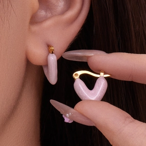 Asymmetrische rosa Herz-Ohrringe mit 18 Karat Goldbeschichtung an einem Modell