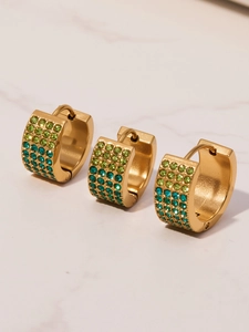 Détail de boucles d'oreilles plaquées or 18k avec trois rangées de zircons dégradés verts