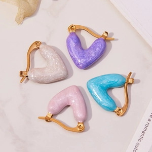 Set mit asymmetrisch vergoldeten Herz-Ohrringen in Perlmutt, Lavendel, Rosa und Blau