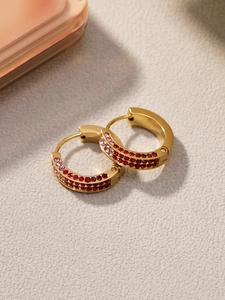 Dettaglio di orecchini a cerchio a U in oro 18K con pavé di zirconi sfumati rossi e viola