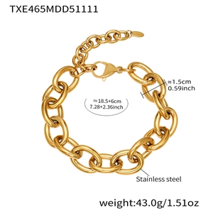 Dettaglio del bracciale a catena cubana in acciaio dorato da 15 mm con chiusura a moschettone