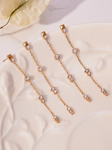 Détail des boucles d'oreilles pampilles plaquées or 18k avec zircons étincelants
