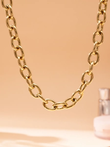 Détail macro du collier à grosse chaîne dorée avec de grands maillons ovales polis