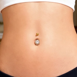 Piercing de ombligo dorado con circonita 5A en diseño de girasol sobre modelo