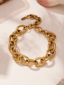 Détail du bracelet chaîne O épaisse plaqué or 18 carats avec fermoir mousqueton et extension