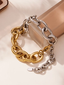 Vue macro du bracelet à maillons épais bicolores avec fermoir mousqueton et extension