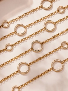Detail einer mehrlagigen goldenen O-Kette mit funkelnden 5A-Zirkon-Kreisanhängern
