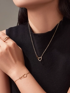 Dettaglio del set collana e bracciale a cuore con zirconi indossato da modella