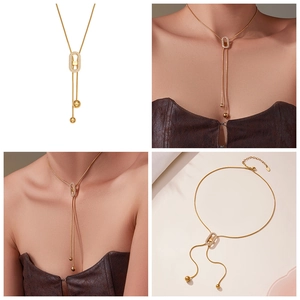 Détail du collier en Y plaqué or 18k avec curseur en zircone et perles polies