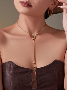Détail du collier plaqué or 18k avec boucle en zircon 5A et pompon sur mannequin