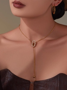 Détail d'un collier bolo réglable plaqué or avec fermoir en zircon sur mannequin