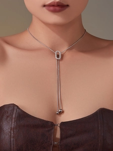 Vue détaillée du collier bolo argenté avec pendentif ovale en zircon sur modèle
