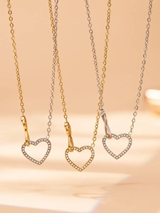 Dettaglio dei ciondoli a cuore in oro, argento e oro rosa con accenti di diamanti