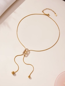 Détail du collier chaîne serpent plaqué or 18k avec boucle ovale en zircon brillant