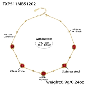 Detalle del collar de acero chapado en oro 18k con piedras rojas y especificaciones