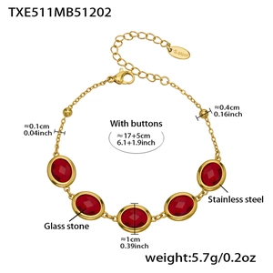 Detalle de la pulsera de acero inoxidable bañada en oro de 18k con piedras de vidrio rojo
