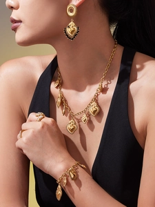 Λεπτομερής λήψη σετ κοσμημάτων με καρδιές 18k χρυσού φορεμένο από μια γυναίκα μοντέλο