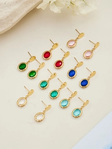 Dettaglio degli orecchini ovali in pietra di vetro multicolore placcati in oro