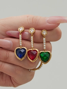Set detallado de tres pendientes de corazón en azul, rojo y verde con acabado chapado en oro