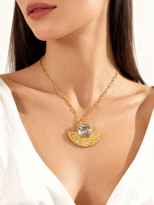 Détail d'un collier vintage plaqué or 18K avec pendentif éventail et cristal rectangulaire