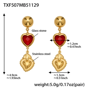 Detalle de los pendientes de corazón en acero chapado en oro de 18k y piedras rojas