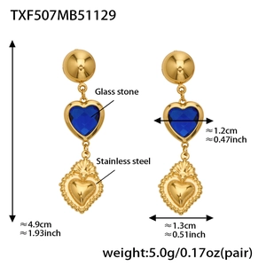 Detalle de pendientes de corazón de acero inoxidable dorado con piedra azul y medidas