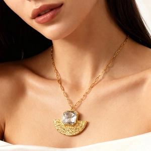 Collier en acier inoxydable plaqué or 18 carats avec pendentif éventail et pierre rectangulaire