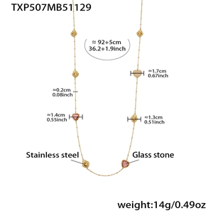 Especificaciones detalladas de tamaño para un collar de corazón dorado y piedras rosas