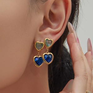 Elegante goldfarbene Herzohrringe aus Edelstahl mit grünen und blauen Glassteinanhängern