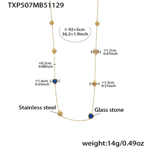 Cuadro de tallas para collar largo de corazón dorado con piedras azules y medidas