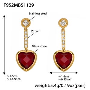 Detalle de pendientes de corazón con piedras de cristal rojo y circón en oro de 18k