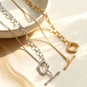 Collane regolabili in acciaio inossidabile con chiusura OT nelle finiture oro e argento