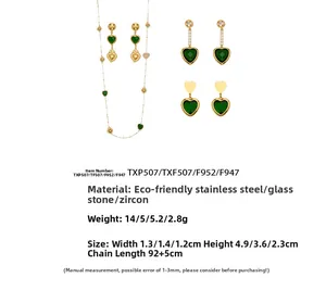 Detalle de collar y pendientes bañados en oro 18k con piedras de cristal verde