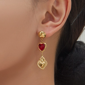Pendientes largos vintage en acero chapado oro 18k con piedras de corazón rojas