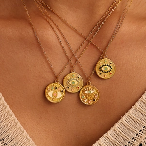 Collier avec pendentif œil maléfique doré en émail multicolore et détails en cristal