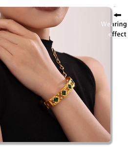 Efecto de uso del brazalete dorado con circonitas verdes cuadradas y micro-incrustaciones