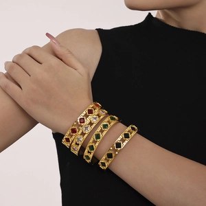 Set de cuatro brazaletes de acero PVD dorado con circonitas cuadradas de colores