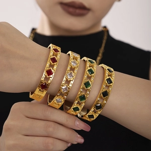 Brazaletes de acero inoxidable chapado en oro PVD con circón cuadrado y diseño hueco