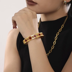 Brazalete de acero chapado en oro PVD con piedras rojas cuadradas y cristales