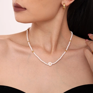 Collier de perles marguerite fait main avec perles blanches et pendentif fleur
