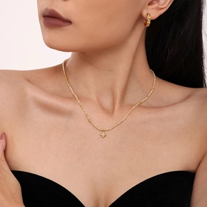 Conjunto de collar de acero con colgante de estrella, cuentas de piedra y pendientes aros
